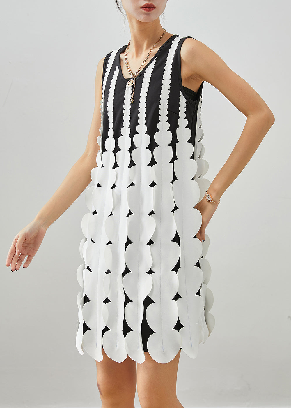 Scalloped Petal Applique V-Neck Sleeveless Shift Mini Dress - View 3