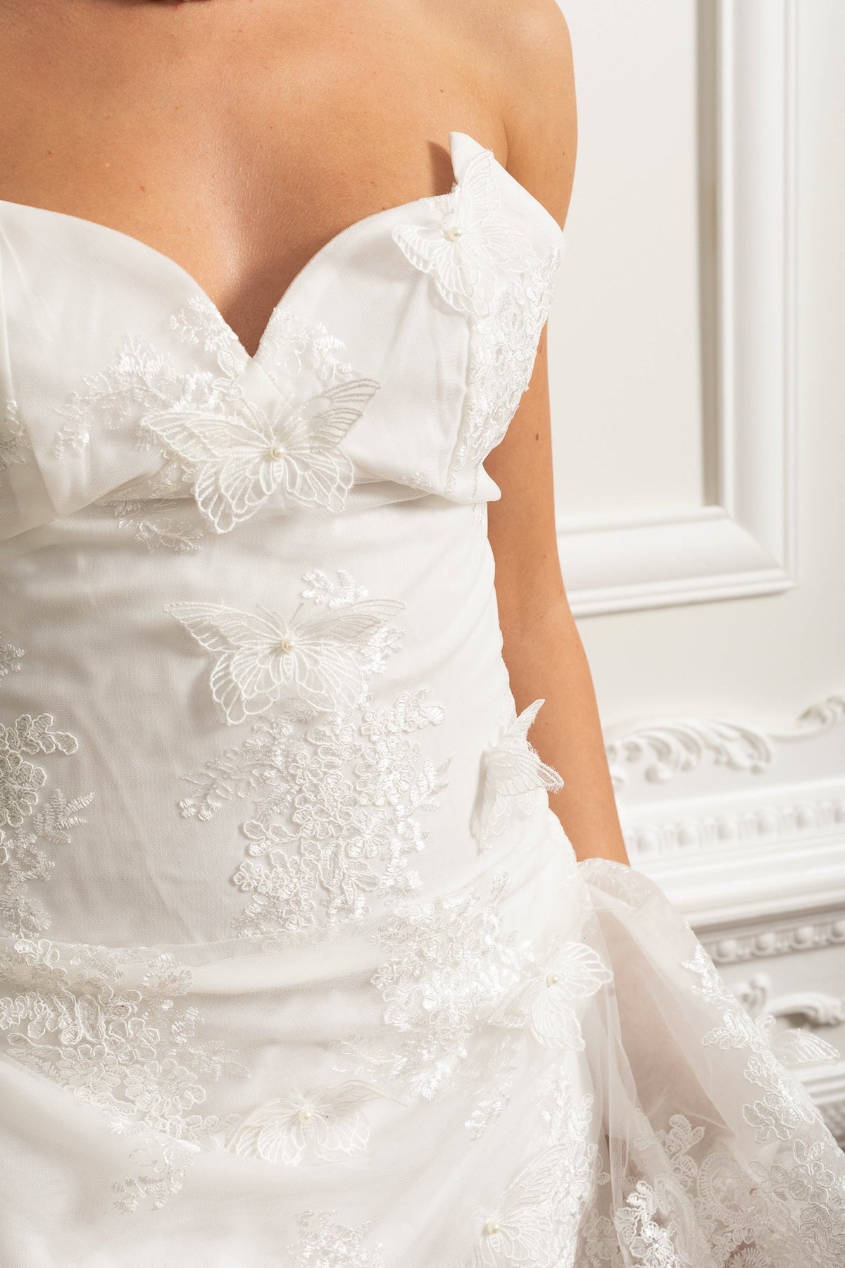 Scalloped Sweetheart Mini Dress With Embroidered Tulle - White - View 4