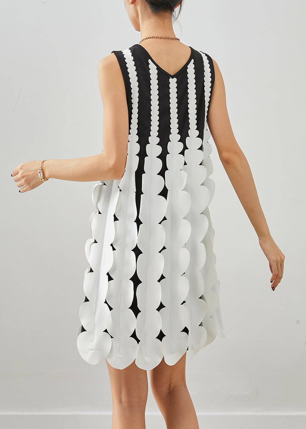 Scalloped Petal Applique V-Neck Sleeveless Shift Mini Dress - View 4